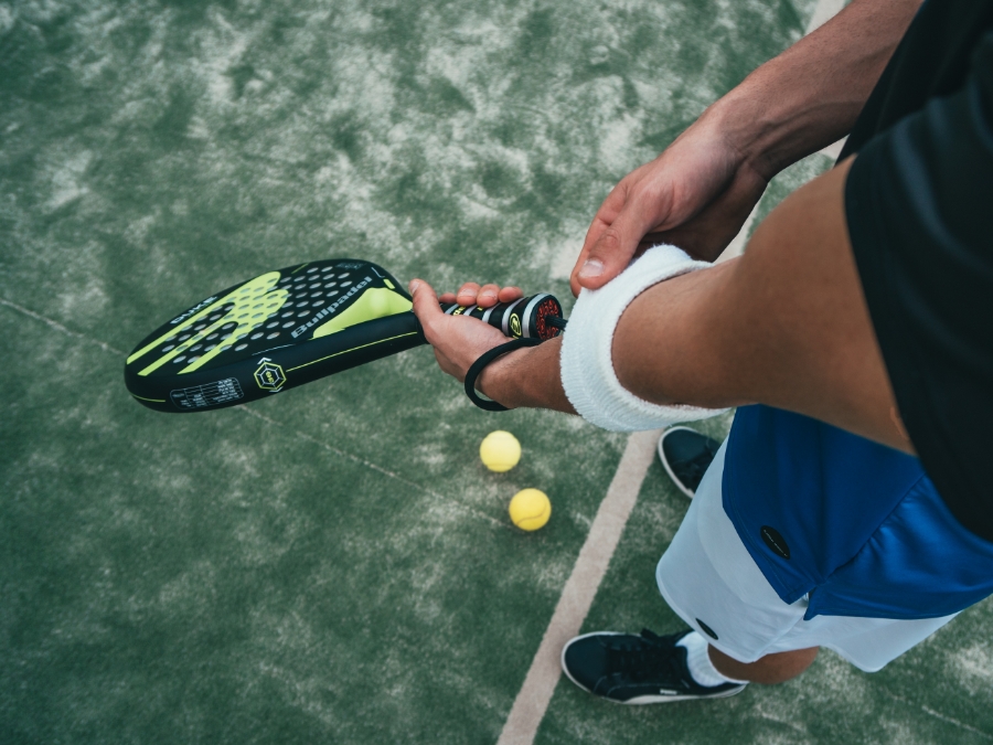 Raqueta y cancha de Padel